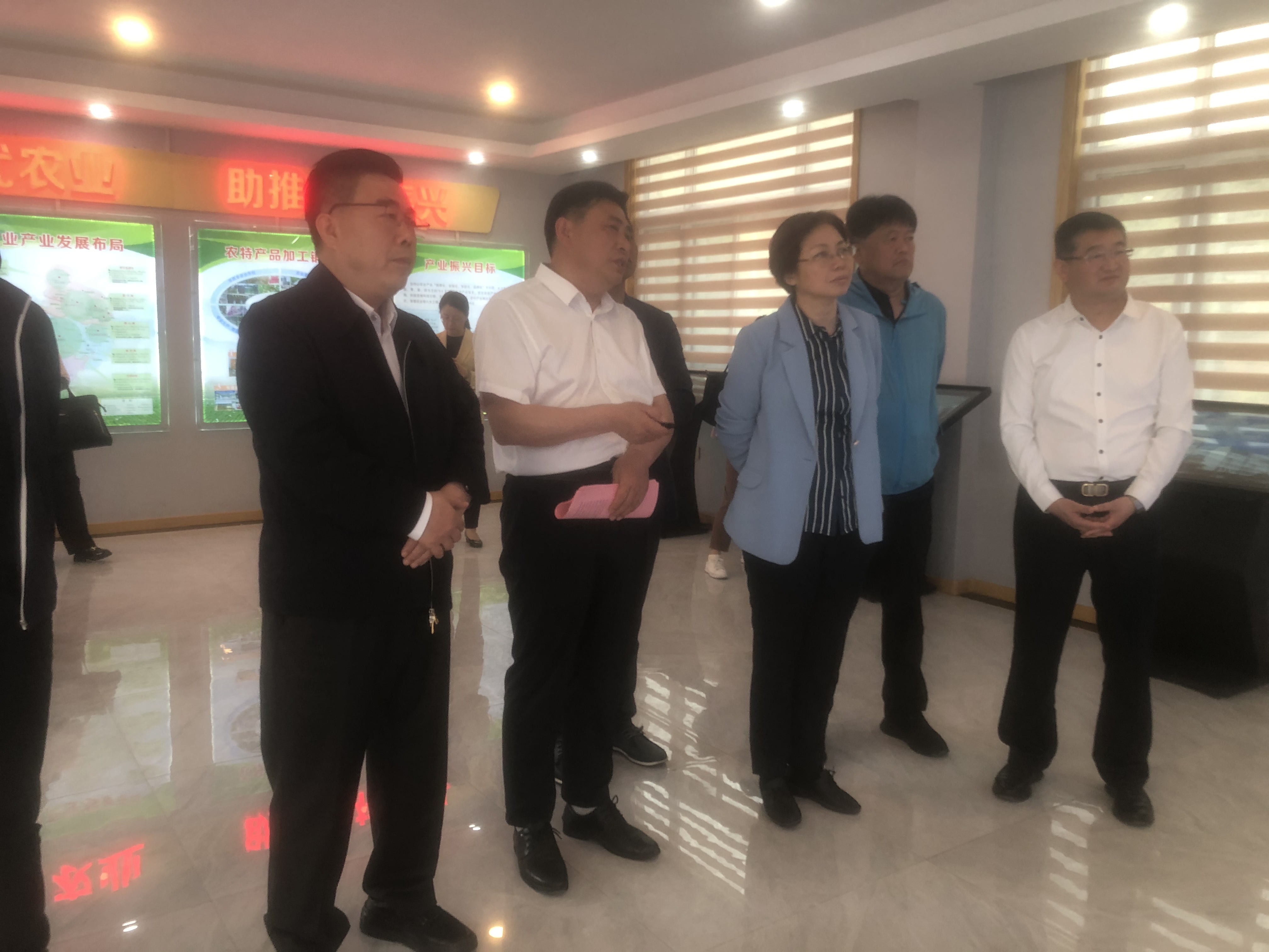 天下工商联副主席汪鸿雁在商洛调研“万企兴万村”行动 陕西省工商联副主席、众赢国际版防务董事长贺增林陪同调研_众赢国际版