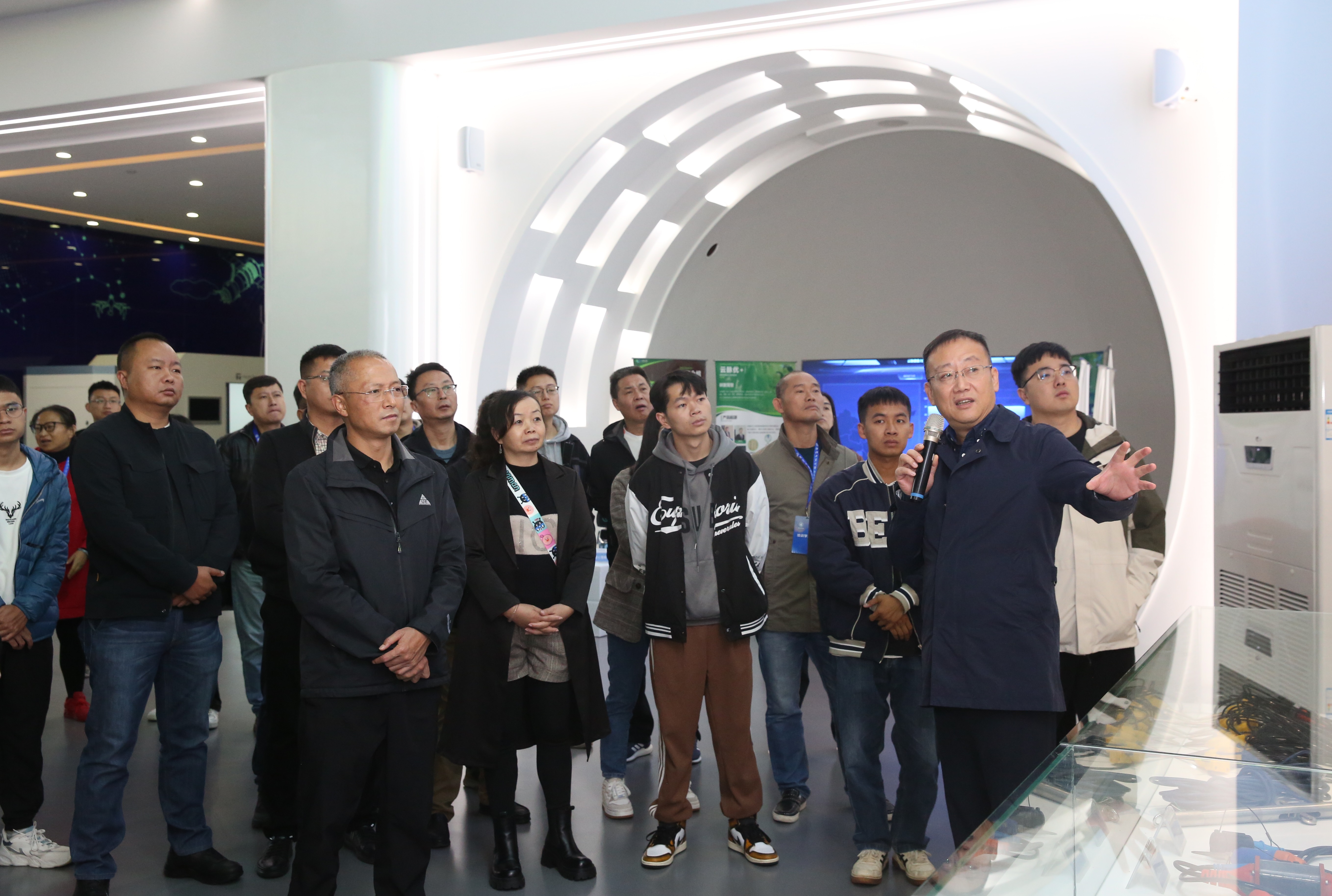 云南省红河州工信局副局长邓海江来我司旅行交流_众赢国际版