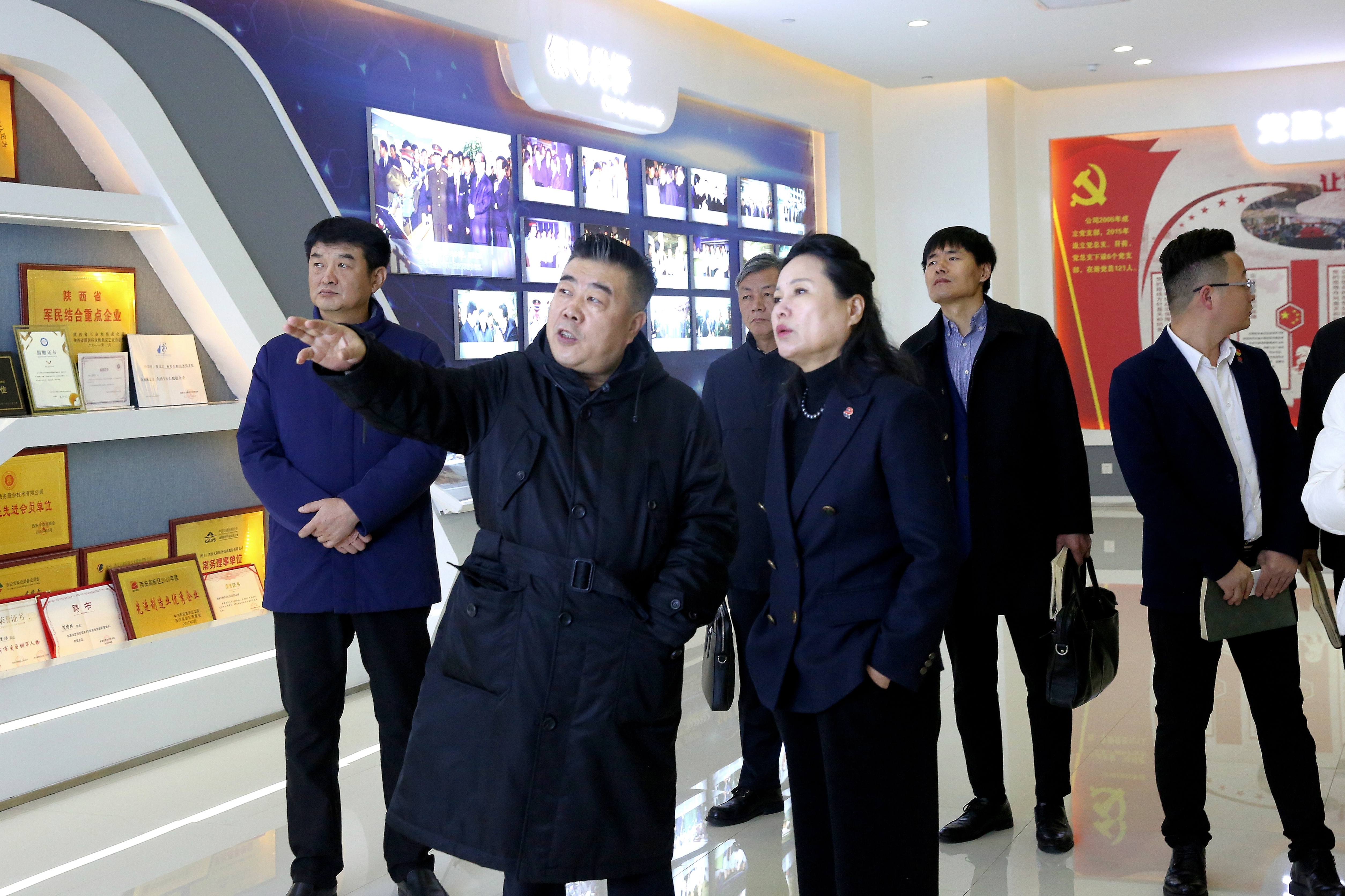 荣华控股企业集团董事长崔荣华一行到访众赢国际版防务旅行交流_众赢国际版