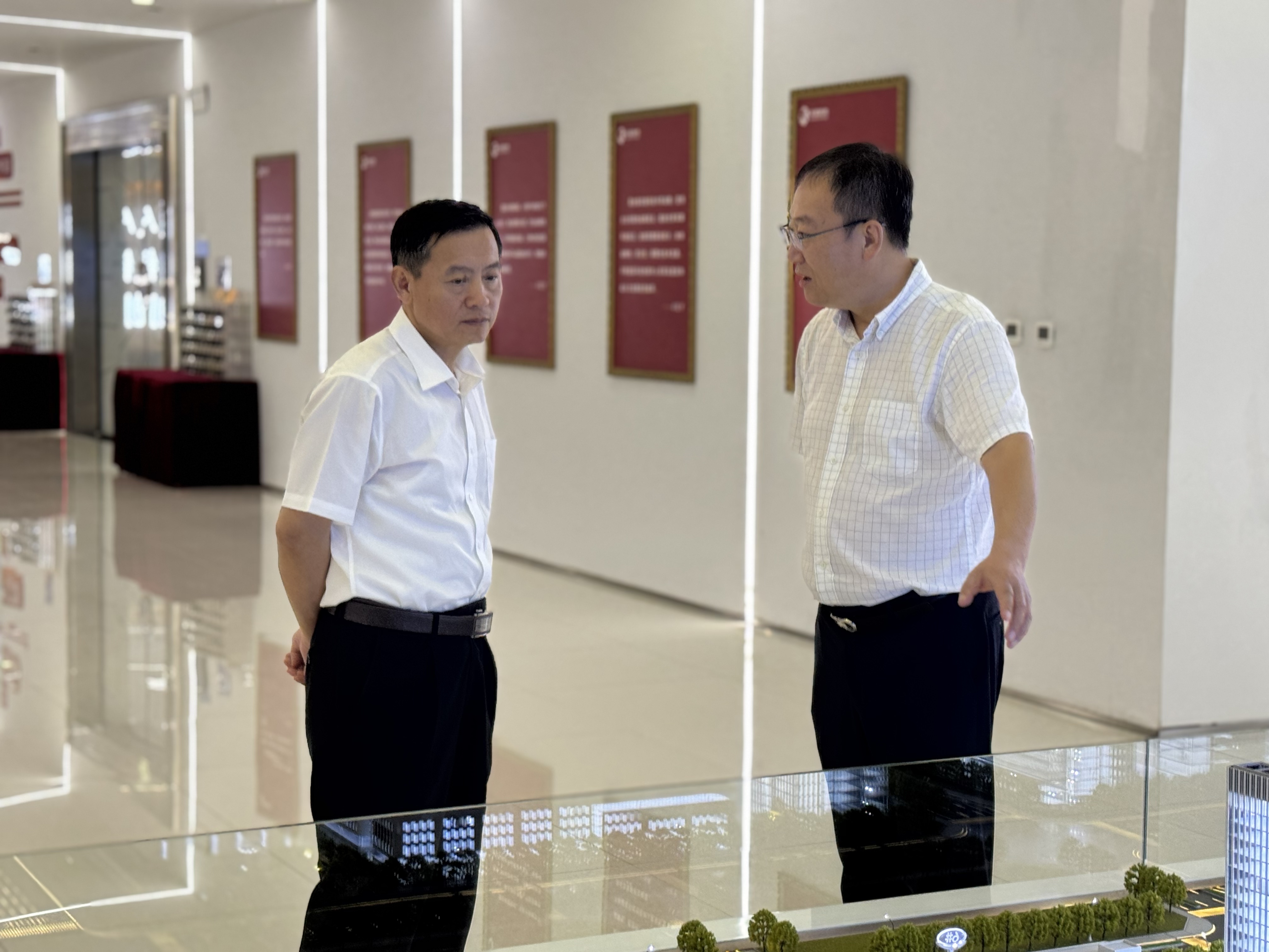 哈尔滨市委军民融合办副主任冯慧在公司调研低空经济生长情形_众赢国际版
