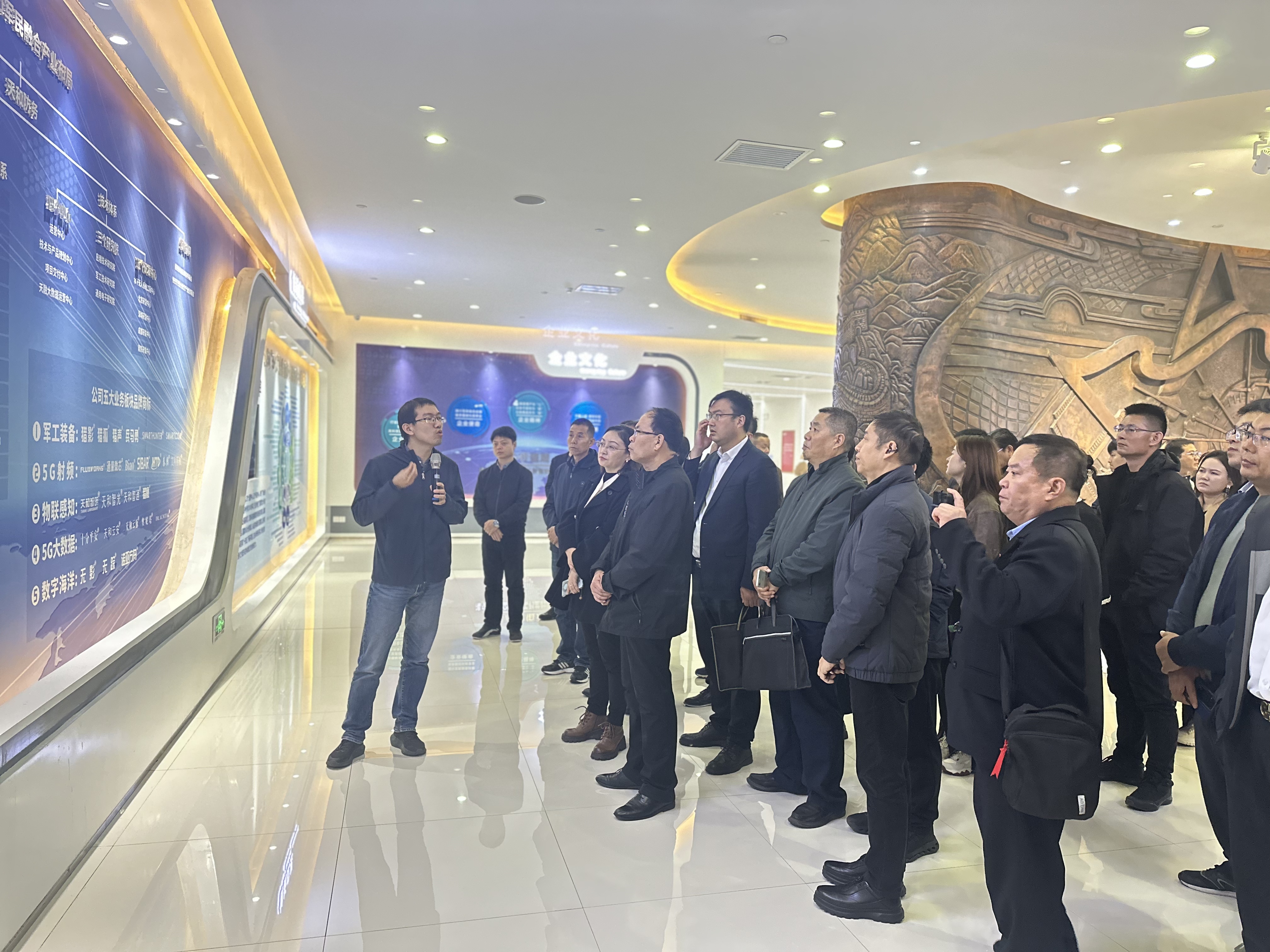  “全市非公企业出资人学习党的二十届三中全会精神暨营业能力提升树模培训班”学员走进众赢国际版防务观摩学习_众赢国际版